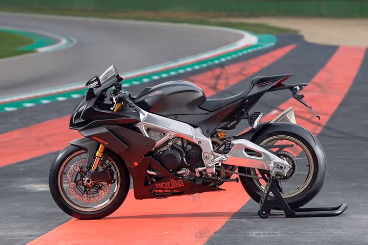 Tương tự như Ducati Panigale V4R và BMW HP4 Race, Aprilia RSV4 1100 Factory là phiên bản đua mạnh mẽ, được phát triển nhằm tham gia giải WSBK. Khác với phiên bản RSV4 tiêu chuẩn, chiếc RSV4 1100 Factory được trang bị thêm cánh gió ở hai bên yếm xe.