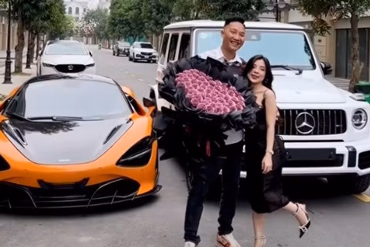 Vào tháng 1 đầu năm nay, Bùi Xuân Huấn, hay còn được cư dân mạng biết đến với biệt danh Huấn "hoa hồng", đã gây bất ngờ khi tậu chiếc siêu xe McLaren 720S độ hơn 2 tỷ đồng. Thú vị ở chỗ, chỉ vài tháng trước, tay giang hồ mạng này đã mua 1 chiếc xe SUV hạng sang Mercedes-AMG G63 trị giá hơn 8 tỷ đồng để tặng cho vợ.