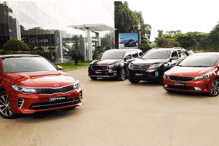 Chỉ còn khoảng nửa tháng nữa là bước sang năm 2018. Các đại lý xe ôtô Kia Việt Nam đã tranh thủ giảm giá bán sâu để thanh lý xe sản xuất 2016 vẫn còn tồn. Số lượng xe không nhiều, còn màu trắng là chủ yếu. So với mức niêm yết, giá xe sản xuất cũ thấp hơn 40-80 triệu đồng.