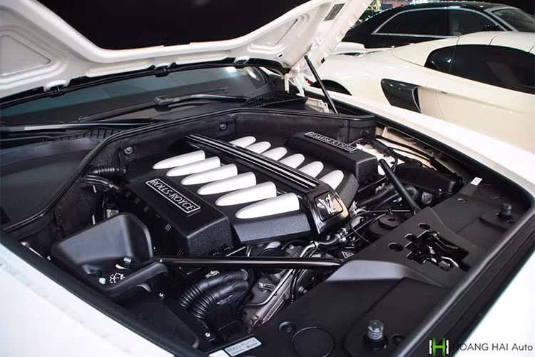 Dưới nắp ca-pô, Rolls-Royce Wraith được trang bị động cơ W12 tăng áp kép, dung tích 6.6L, công suất 624 mã lực, mô-men xoắn 800Nm. Đi kèm với hộp số tự động ZF 8 cấp, xe có thể tăng tốc từ 0-100km/h trong vòng 4,4 giây, trước khi đạt tốc độ tối đa giới hạn ở 250 km/h.
