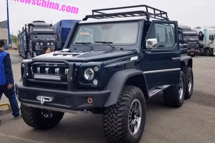Trước khi triển lãm ôtô Bắc Kinh 2018 khai mạc vào ngày hôm nay 25/4, cánh phóng viên Trung Quốc đã tập trung tại địa điểm tổ chức sự kiện để chụp hình ảnh những mẫu xe sẽ ra mắt. Trong đó, thu hút sự chú ý nhất có lẽ phải kể đến mẫu SUV 6 chỗ Beijing Auto BJ80 6x6, đây được xem là phiên bản Mercedes-Benz G63 AMG 6x6 nhái.