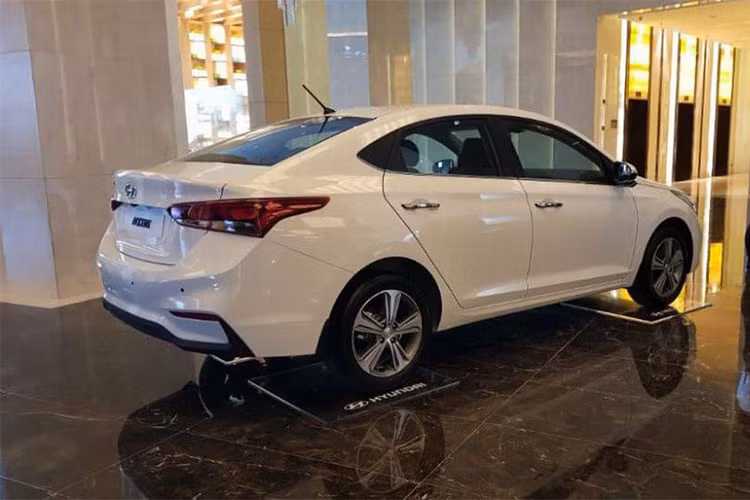 Ở thị trường nước ngoài, Accent còn có thêm khởi động bằng nút bấm, chìa khóa thông minh, cửa gió cho hàng ghế sau, điều khiển giọng nói và kiểm soát hành trình. Hiện chưa có thông tin Hyundai Thành Công có giữ loạt trang bị hiện đại kể trên hay không.