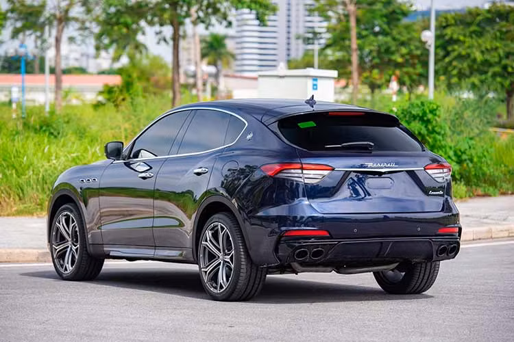 Về ngoại hình, xe được trang bị lưới tản nhiệt dạng nan dọc mạ chrome sáng bóng, theo phong cách hàm cá mập đặc trưng của Maserati. Logo đinh ba của thần Neptune nằm ở vị trí trung tâm. Cụm đèn hậu nổi bật nhờ dải LED chuyển màu, đèn pha và đèn chiếu sáng ban ngày LED.