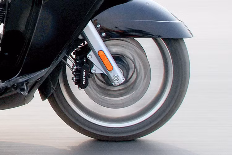 Vision Tour 2014 được trang bị vành trước 18 inch với lốp 130/70 và vành sau 16 inch với lốp 180/60. Cặp phuộc trước dạng telescopic và phuộc sau đơn.