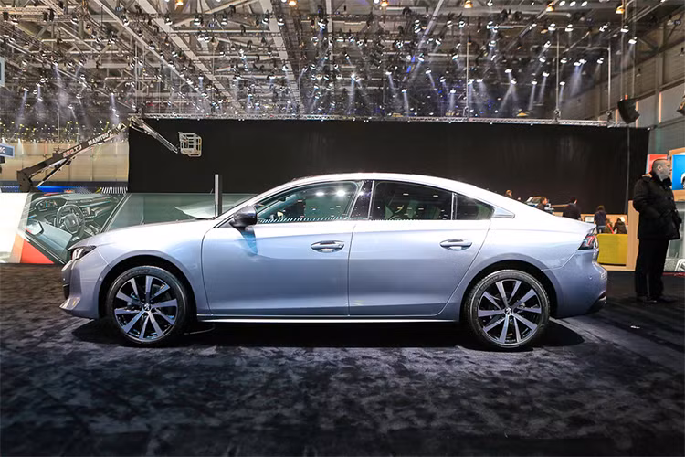 Cụ thể, chiếc xe mới của hãng xe ôtô Peugeot sở hữu kích thước nhỏ hơn với chiều dài trục cơ sở thu lại còn 2.750 mm, chiều cao thấp hơn 80 mm còn 4.750 mm, nhưng xe lại mở rộng không gian nội thất hơn.