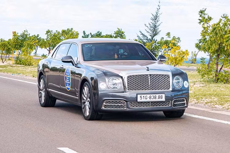 Bentley Mulsanne và Bentley Bentayga của vợ chồng Hoàng Kim Khánh.