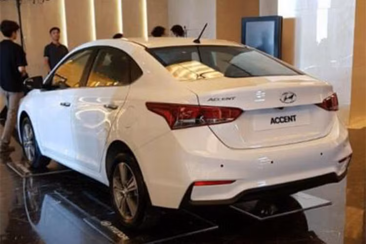 Ở phía sau, một lần nữa Accent mới lại chịu ảnh hưởng bởi "đàn anh" Elantra với cặp đèn hậu tách làm 3 khối LED đẹp mắt. Với những đường gân nổi tách rời, cản sau của xe thậm chí còn có ngoại hình thể thao hơn so với "đàn anh". Tùy phiên bản, xe sẽ có mâm đúc 16 hoặc 17 inch.