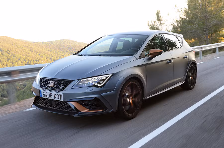 Đây là mẫu hatchback mạnh nhất mà Seat từng sản xuất. Seat Leon Cupra 300 trang bị động cơ 2,0 lít tăng áp 4 xi-lanh, khối động cơ này cung cấp cho xe sức mạnh 296 mã lực, mô-men xoắn cực đại 350 Nm, khả năng tăng tốc 0-100 km/h trong 5,8 giây với vận tốc tối đa 250 km/h. Xe cũng được trang bị hệ dẫn động 4 bánh giúp khả năng xử lý linh hoạt hơn.
