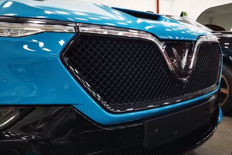 Trên mẫu SUV hạng sang Vinfast President nhà sản xuất cũng đã tinh chỉnh lại một số chi tiết quan trọng để điểm nhấn như phần nắp ca-pô với hốc hút gió nằm chính giữa giống các mẫu xe thể thao hiệu suất cao, phần logo, cản dưới, ốp trang trí, mâm xe, viền cửa sổ và giá nóc đều được mang màu sắc tương đồng.