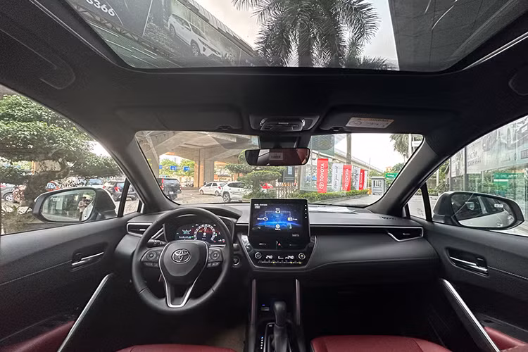 Trái với ngoại thất, nội thất của Toyota Corolla Cross 2024 không thay đổi về mặt thiết kế. Hãng Toyota chỉ bổ sung trang bị tiện nghi cho mẫu SUV cỡ B này. Có thể thấy điều đó qua bảng đồng hồ kỹ thuật số 12,3 inch, màn hình thông tin giải trí 10,1 inch, cổng sạc USB Type C, phanh tay điện tử và tự động giữ phanh tạm thời mới.