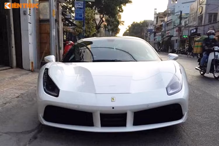 Điều đáng nói, mục đích tậu siêu xe Ferrari 488 GTB của tay chơi Hà thành được cho nhằm xoa dịu nỗi đau khi chiếc "siê bò" Lamborghini Aventador LP700-4 màu xanh ngọc cư trú tại Trung Quốc bị "bà Hỏa" ghé thăm vào lúc nửa đêm hồi đầu năm 2017 này trên một cao tốc gần thành phố Quảng Châu của tỉnh Quảng Đông.
