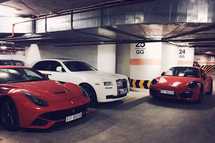 Ngoài chiếc Ferrari 488 GTB, bộ sưu tập xế "khủng" của tay chơi Hà thành còn có những cái tên đình đám khác như Ferrari F12 Berlinetta, Rolls-Royce Ghost, Bentley Continental GT Speed và Porsche 911 Carrera... Theo giới chơi xe số lượng siêu xe của tay chơi này có trị giá lên đến cả trăm tỷ đồng.