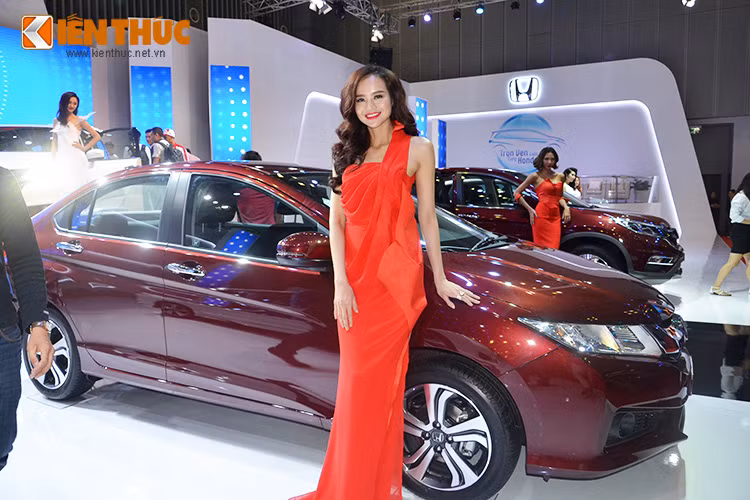 Bộ phụ kiện Modulo chính hãng được chế tạo một cách đồng bộ theo tiêu chuẩn quốc tế của Ôtô Honda, bao gồm: Ốp cản trước, ôp thân xe, ốp cản sau, cánh lướt gió, logo Modulo, và nẹp bước chân.