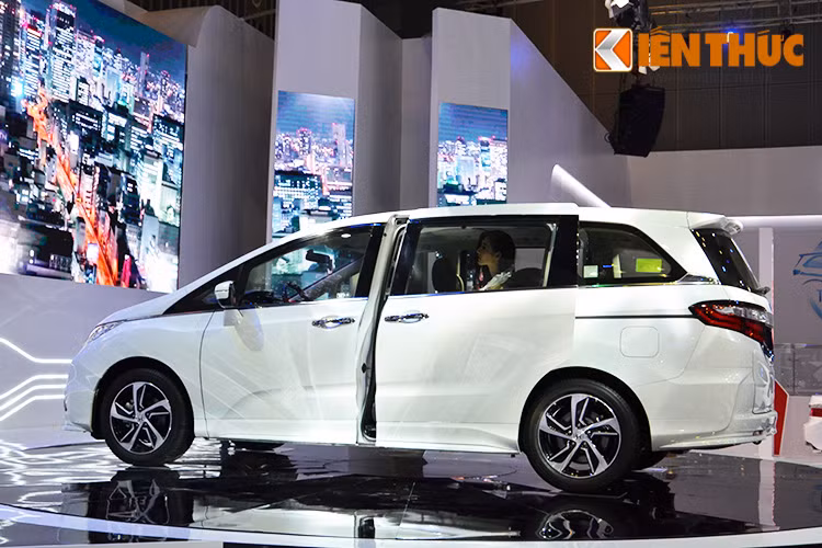 Ngoài ra, xe còn có hệ thống hỗ trợ lái tiết kiệm nhiên liệu và chức năng tự động tắt động cơ tạm thời, giúp tăng cường khả năng tiết kiệm nhiên liệu.