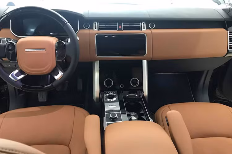 Bước vào trong xe, không gian nội thất của ange Rover Autobiography LWB P400E 2019 mới vô cùng sang trọng và cao cấp, với màn hình hiển thị độ phân giải cao đặt phía sau vô lăng lớn 12 inch, màn hình HUD trên kính chắn gió giúp người lái dễ dàng quan sát hơn.