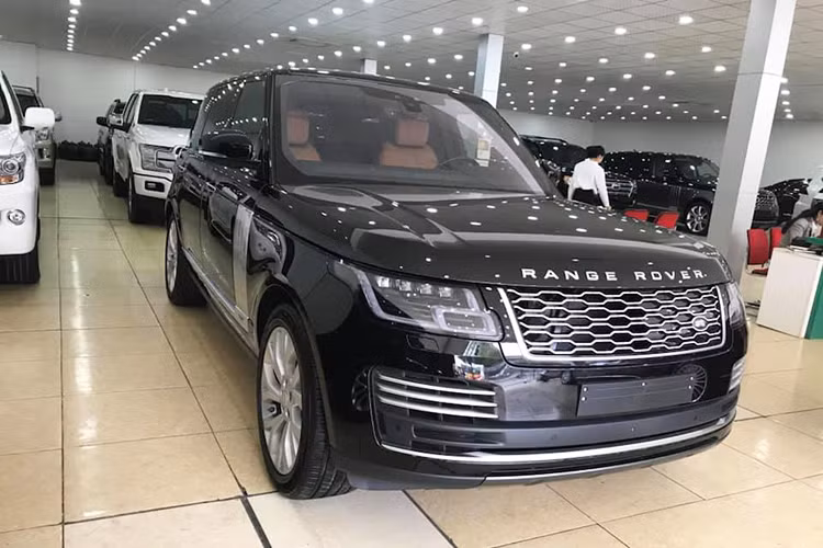 Với lợi thế từ hệ truyền động hybrid, có khả năng tiết kiệm nhiên liệu và cực kỳ thân thiện với môi trường, xe có thể sẽ thu hút được rất nhiều sự quan tâm của những đại gia Việt Nam yêu thích dòng SUV "xanh" cỡ lớn này. Giá xe Range Rover Autobiography LWB P400E 2019 được dự đoán khoảng 9,3 tỷ đồng.