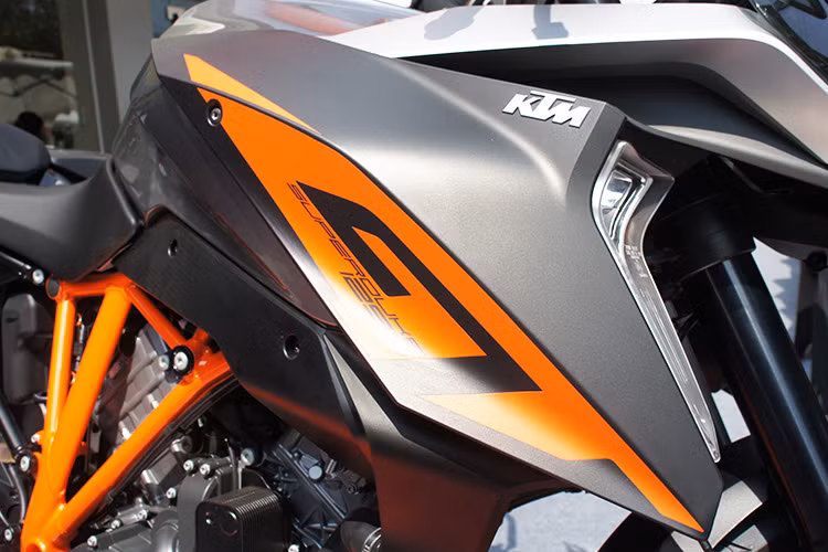 Khung gầm của xe được bố trí dựa trên Super Duke R nhưng kết hợp với hệ thống treo bán chủ động tương tự 1290 Super Adventure. GT tương đối nhẹ, chỉ 205 kg, vì vậy nhanh nhẹn hơn nhiều so với những mẫu xe đường trường truyền thống.