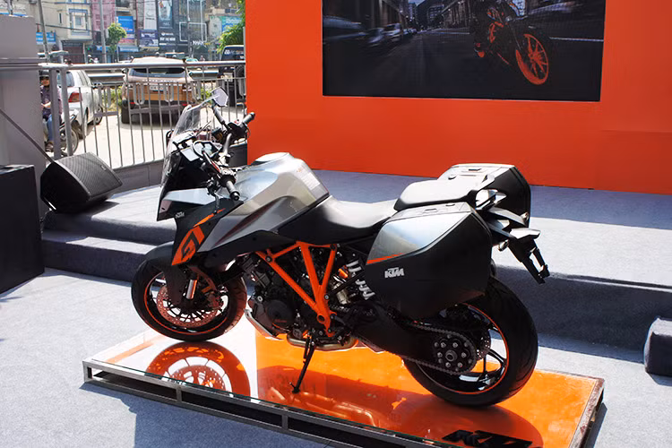 Hai năm trước, hãng xe KTM ra mắt 1290 Super Duke R mang động cơ dung tích 1.301 cc, sản sinh 180 mã lực. Sau khi mẫu xe này hoàn thành, đội ngũ kỹ sư của KTM nhận ra rằng có thể phát triển chiếc xe theo hướng thân thiện với người lái, và đó là ý do Super Duke GT 1290 ra đời.