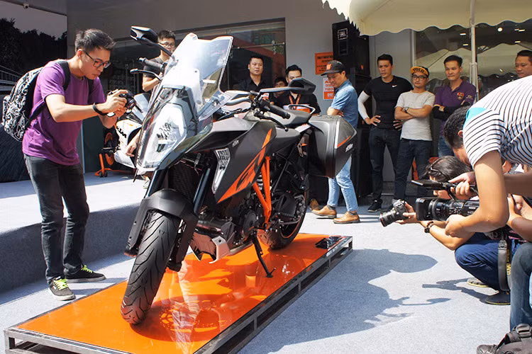 Trong sự kiện ra mắt showroom và đổi nhà phân phối KTM tại Việt Nam, hãng xe thể thao của Áo bất ngờ ra mắt mẫu KTM 1290 Super Duke GT. Đây là xe đa dụng có thể chạy đường trường cũng như đi phố. Chữ GT trong tên xe có nghĩa là Gran Turismo, sự pha trộn giữa hiệu suất cao và sự thoải mái khi đi đường dài.