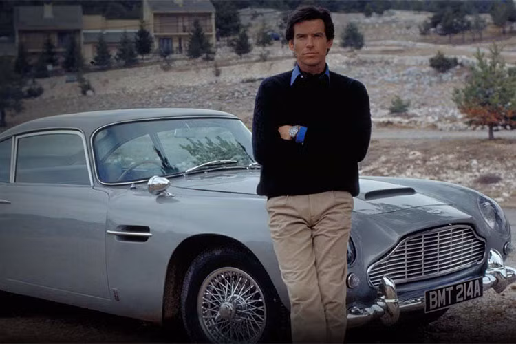 Mẫu siêu xe Aston Martin DB5 (1965) sẽ xuất hiện tại buổi đấu giá Bonhams Goodwood Festival tháng 7 tới đây. Mẫu xe này được điệp viên James Bond (Pierce Brosnan đóng) lái trong bộ phim "Mắt vàng" (GoldenEye) sản xuất năm 1995.