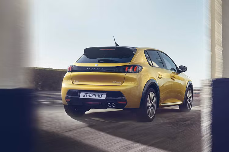 Về động cơ, Peugeot 208 mới sử dụng động cơ xăng 3 xy-lanh (I3) dung tích 1.2L tăng áp PureTech cho công suất lần lượt tùy theo phiên bản như: 75 mã lực (số sàn 5 cấp), 100 mã lực (sàn 6 cấp và tự động 8 cấp) và phiên bản mạnh nhất 130 mã lực sử dụng kết hợp với hộp số tự động 8 cấp. Bên cạnh phiên bản máy dầu sử dụng động cơ 4 xy-lanh (I4) 1.5L BlueHDi cho công suất tối đa 100 mã lực.