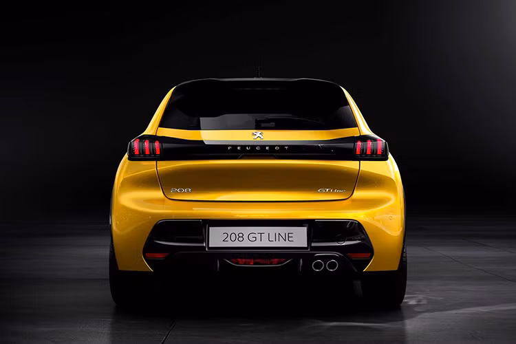 Thoạt nhìn, thiết kế của Peugeot 208 trông rất cầu kỳ đậm chất châu Âu. Việc chuyển đổi từ nền tảng khung gầm PF1 cũ sang sang nền tảng khung gầm CMP mới giúp 208 mới “giảm cân” khoảng 30 kg so với thế hệ cũ và đồng thời tăng cường hiệu quả tính khí động học, giảm độ ồn rung.