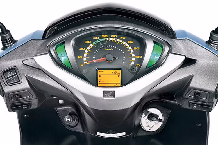 Bảng đồng hồ của xe là sự kết hợp giữa đồng hồ analog và kỹ thuật số. Ổ khóa của xe dạng từ 4 trong 1 và nút bấm riêng để mở yên. Đáng tiếc nó ko được trang bị hệ thống khoá thông minh Smartkey của Honda
