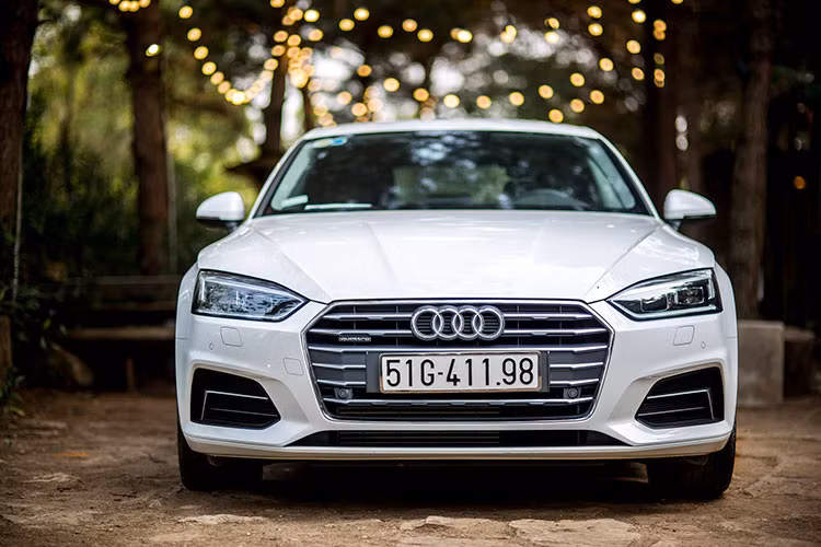 So với A4, phần đầu của A5 Sportback đã được hãng xe sang Audi thiết kế lại hoàn toàn. Phần trung tâm vẫn tiếp tục là lưới tản nhiệt lục giác rộng ngang, tuy nhiên các đèn pha và khe hút gió trên cản trước của A5 mới đều lớn hơn hẳn A4. Ngoài ra, nắp ca-pô của chiếc xe cũng được dập những đường gân nổi mới, đậm nét hơn.