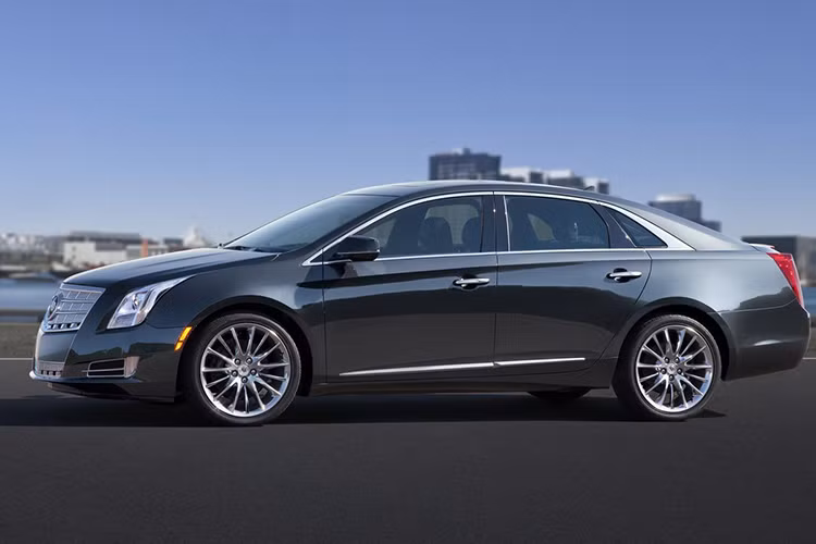 Theo đại diện của hãng xe sang Cadillac, Mỹ cho biết - cả đèn pha lẫn đèn hậu của phiên bản XTS 2018 mới này đều đã được trang bị bóng LED tiêu chuẩn. Bên sườn là các bộ vành mới có đường kính 19 và 20 inch. 
