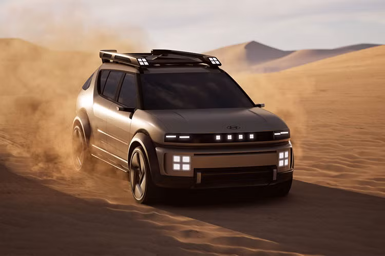Đáng chú ý, Tucson 2026 mang đậm hơi hướng off-road hiện đại, gợi liên tưởng đến các dòng xe địa hình của Land Rover. Thiết kế này cho thấy Hyundai đang mở rộng đối tượng khách hàng, hướng tới cả những người yêu thích phiêu lưu, khám phá – bên cạnh nhóm người dùng đô thị truyền thống.