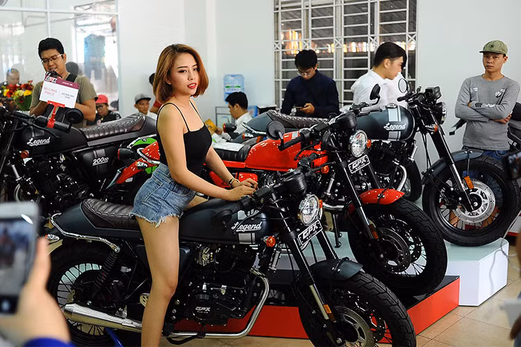 Dòng xe môtô mang kiểu dáng cổ điển classic của thương hiệu GPX Racing phân phối chính hãng tại Việt Nam cũng có sự góp mặt của Legend 150S với 3 màu chính là đen, xanh và trắng-bạc. Mức giá bán 52 triệu đồng. GPX Legend 150S sẽ cạnh tranh cùng Brixton BX 125.