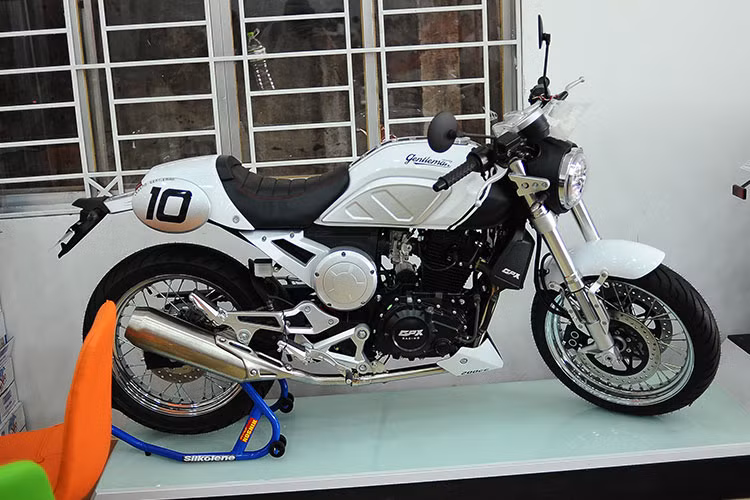 Ngoài ra còn có Legend Gentleman, mẫu xe này được lấy cảm hứng từ dòng xe môtô cafe race cổ điển và được bán chính hãng với mức giá 65 triệu đồng. Xe có 4 màu sơn tuỳ chọn như xanh-lá, trắng, đỏ và đen.