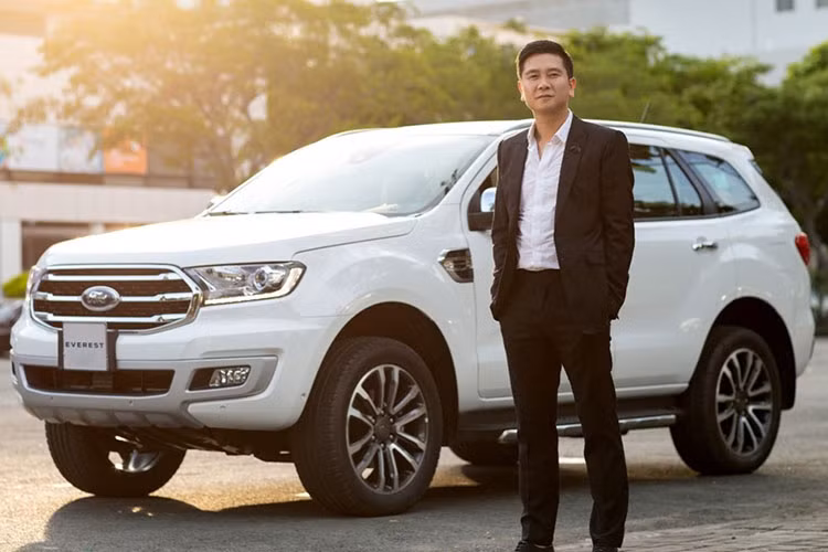 Hồ Hoài Anh từng chia sẻ trong một chương trình Talkshow rằng anh rất thích dòng xe Ford Everest, bởi nó hội đủ các yếu tố cần đối với gia đình nhỏ của nam nhạc sĩ. (Hình ảnh tại chương trình Business Carpool Talk)