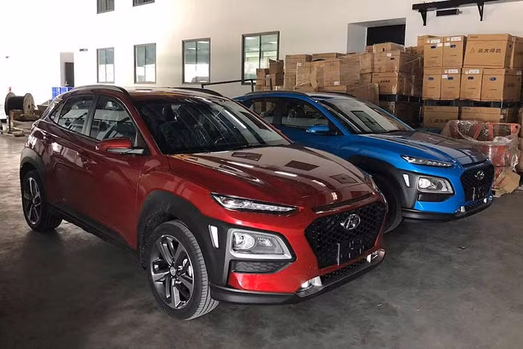 Đèn pha kép của Kona khá độc đáo với đèn LED sáng ban ngày nằm bên trên của đèn pha LED. Kiểu thiết kế các đèn tách biệt cũng nhằm tạo nên một dấu ấn nhận diện đặc trưng cho xe. Hyundai Kona 2018 mới có trục cơ sở 2.600mm và kích thước tổng thể (Dài x Rộng x Cao) tương ứng (4.165 x 1.800 x 1.550)mm.