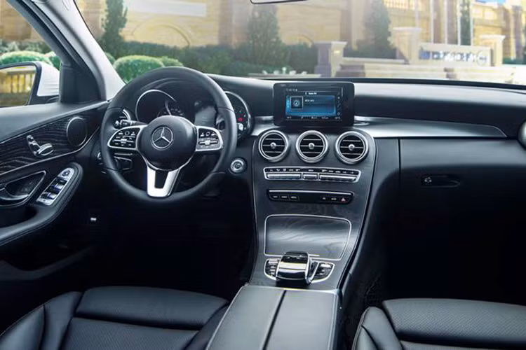 Điểm đặc biệt nhất của khối động cơ trên Mercedes-Benz C200 2019 chính là hệ thống Mild Hybird EQ Boost, lấy cảm hứng từ những chiếc xe đua F1 đến từ đội đua Mercedes-AMG Petronas. Hiện nay, các mẫu xe Mercedes-AMG 53 cũng được trang bị EQ Boost. Cấu tạo hệ thống này bao gồm máy phát điện kiêm bộ đề 48V, kết hợp với bộ pin 48V.
