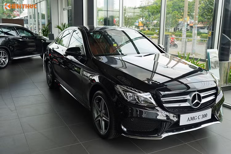 Nội thất của Mercedes-Benz C300 AMG thế hệ mới này sẽ bao gồm hệ thống đèn viền Ambient Lighting 3 màu, hệ thống loa Burmester 13 loa công suất 590W, điều hòa tự động Air-balance, nước hoa với 4 mùi hương tùy chọn. Hệ thống dẫn đường và GPS tích hợp bản đồ 3D. Hệ thống treo, cách âm đều cải tiến.