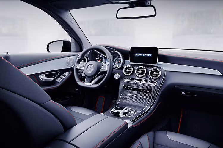 Nội thất của xe mang phong cách đặc trưng của AMG như ghế ngồi thể thao, các đường chỉ đỏ nổi bật trên phần da bọc ghế, cụm đồng hồ AMG, vô lăng AMG có đáy dát phẳng. Các chi tiết ốp bằng sợi carbon cũng sẽ xuất hiện trên chiếc GLC 43 4MATIC của Mercedes tại Việt Nam.