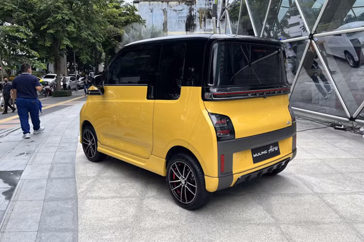 Tiếp đến, các trang bị trên xe điện Wuling Air EV cũng nhiều và hiện đại hơn với đèn pha và đèn ban ngày LED, gương chiếu hậu tích hợp đèn báo rẽ. La-zăng xe cùng kích thước 12 inch đi kèm bộ lốp 145/70 R12 giống như Hongguang Mini EV. 