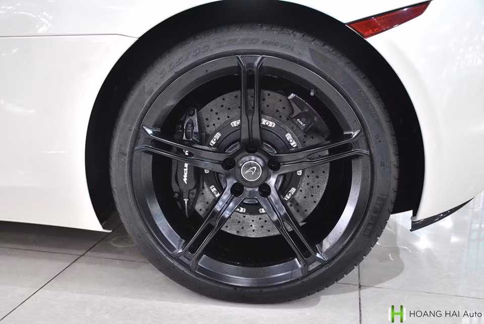 Siêu xe McLaren 650S Spider có bộ mâm 5 cánh kép nguyên bản màu xám khói 20 inch đẹp mắt, phía sau là hệ thống phanh hiệu năng cao và hệ thống treo thể thao đa chế độ. Giống những mẫu siêu xe từ trước tới nay của McLaren, 650S Spider cũng sở hữu cửa mở lật độc đáo.
