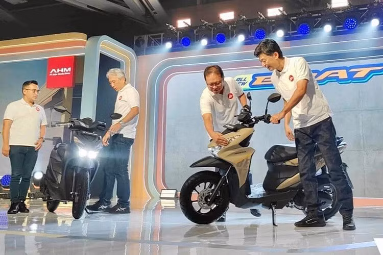 Honda BeAT mới vẫn được trang bị hệ thống tạm dừng/khởi động (ISS), bộ khởi động ACG, tuy nhiên bản nâng cấp lần này vẫn dùng hệ thống phanh kết hợp (CBS) chứ chưa có hệ thống chống bó cứng phanh ABS.