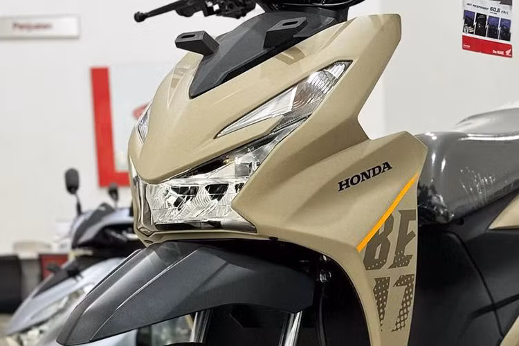 Thiết kế của cụm đèn pha của mẫu xe ga Honda BeAT 2025 thể thao hơn, đi kèm ốp tạo hình hầm hố, trong khi cụm đèn hậu mới có kiểu dáng tối giản hơn. Nhờ việc lược bỏ cần đạp khởi động và sử dụng tay dắt nhẹ hơn, BeAT 2024 nhẹ hơn 3 kg so với phiên bản cũ, chỉ còn 87 kg.