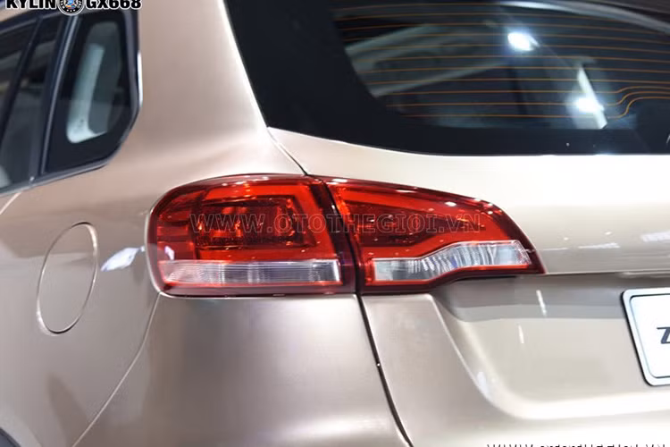 Đèn hậu được tạo hình gần như trùng khớp với thiết kế trên mẫu SUV Tiguan. Ống xả thay vì được đặt cạnh nhau thì Zotye đã sắp đặt chúng sang hai bên của chiếc xe. 