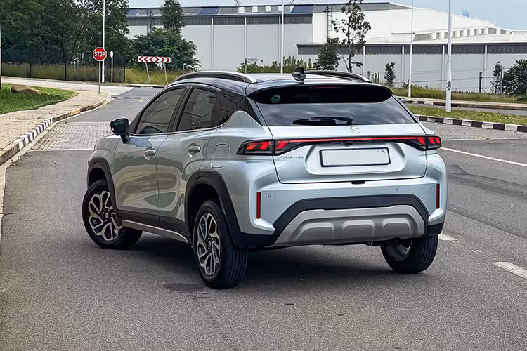 Suzuki Fronx là mẫu SUV/crossover cỡ nhỏ, được giới thiệu đầu tiên tại thị trường Ấn Độ vào năm 2023. Xe được phát triển dựa trên nền tảng của mẫu hatchback Baleno nhưng mang thiết kế thể thao, gầm cao đặc trưng của dòng SUV đô thị.