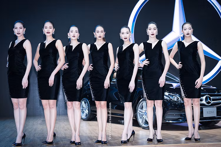 Bỡi lẽ, chỉ có ở đây, mới xuất hiện danh hiệu "Miss Auto" (Hoa hậu của kỳ triển lãm) và trước đó có hẳn một cuộc thi với đầy đủ tiêu chí giống như thi Hoa Hậu Thái Lan vậy. Các cô gái khi có được danh hiệu trong cuộc thi Miss Auto sẽ đồng hành cùng với một số hoạt động của các hãng xe trong thời gian triển lãm diễn ra.