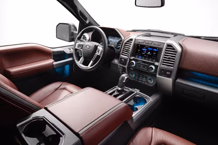 Ở bên trong nội thất, F150 cũng được hãng xe ôtô Ford nâng cấp thêm nhiều tiện nghi như xe sang, có thể kể tới bao gồm dàn âm thanh Bang &amp; Olufsen Hi-end, bộ phát wifi bằng sim 4G, camera 360 độ xung quanh xe, hệ thống thông tin giải trí SYNC thế hệ mới nhất, hệ thống giữ ga tự động thông minh...