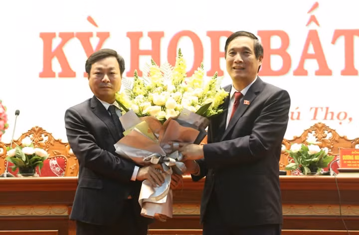 Tại kỳ họp bất thường, HĐND tỉnh Phú Thọ đã biểu quyết thông qua tờ trình, dự thảo nghị quyết về việc miễn nhiệm chức vụ Chủ tịch UBND tỉnh khóa 18 nhiệm kỳ 2016 - 2021 đối với ông Bùi Minh Châu; giới thiệu nhân sự để HĐND tỉnh bầu chức vụ Chủ tịch HĐND tỉnh và Chủ tịch UBND tỉnh khóa 18 nhiệm kỳ 2016 - 2021. Trong ảnh: Ông Bùi Minh Châu (bên phải), Bí thư Tỉnh ủy Phú Thọ tặng hoa chúc mừng tân Chủ tịch UBND tỉnh Phú Thọ Bùi Văn Quang. (ảnh: Báo Phú Thọ)