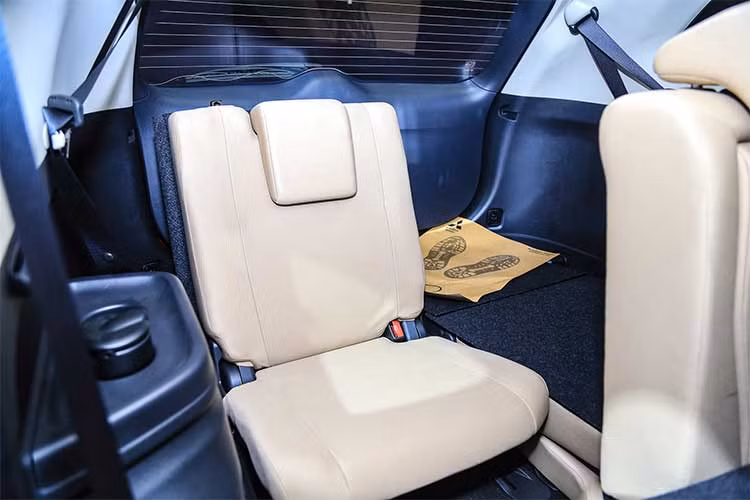 Trong khi đó, phiên bản cao cấp nhất với động cơ 2.4L có thêm phanh tay điện tử và hỗ trợ phanh tự động (Auto Hold), cảm biến lùi, 7 túi khí, nội thất da, đèn pha LED tự động điều chỉnh góc chiếu (lên/xuống)...