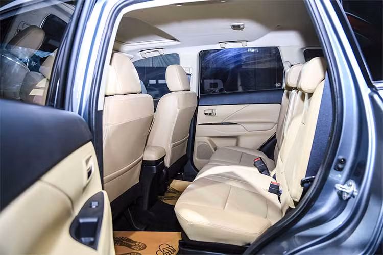 Giá bán cụ thể các mẫu Mitsubishi Outlander lắp ráp trong nước có giá khởi điểm từ 808 triệu đồng cho phiên bản 2.0 CVT. Ngoài ra, hai phiên bản 2.0 và 2.4 Premium có giá bán lần lượt là 1,078 và 1,148 tỷ đồng. Cả ba phiên bản đều trang bị cấu hình tiêu chuẩn 5+2.