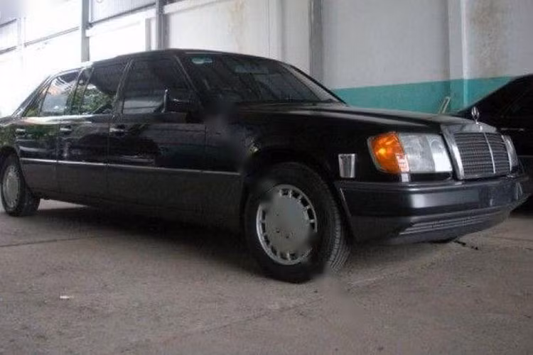 Dòng xe sang Mercedes-Benz 280E này được trang bị động cơ mã M104 với dung tích 2.8L cho công suất cực đại 193 mã lực tại 5.500 vòng/ phút, momen xoắn tối đa 270 Nm tại 3.750 vòng/ phút. Xe sử dụng hộp số tự động 4G-Tronic.