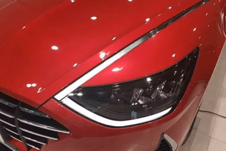 Hyundai Sonata mới có phần nhô khung xe ngắn hơn và mái dốc mang đến cảm giác thân xe cân bằng, mượt mà và quyến rũ hơn. Ngay từ cái nhìn đầu tiên, xe đã gây ấn tượng với lưới tản nhiệt Cascading Grille mới và cụm đèn pha độc đáo, kết hợp cùng dải đèn ngày LED - lấy cảm hứng từ mẫu HDC-2 concept - tích hợp vào dải crôm chạy dọc theo nắp ca-pô.